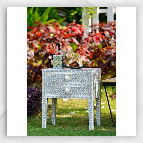 Table de chevet à 2 tiroirs avec incrustation d'os blanc, pied long