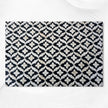 Consola curva con incrustaciones de hueso en relieve negro