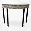 Consola curva con incrustaciones de hueso en relieve negro
