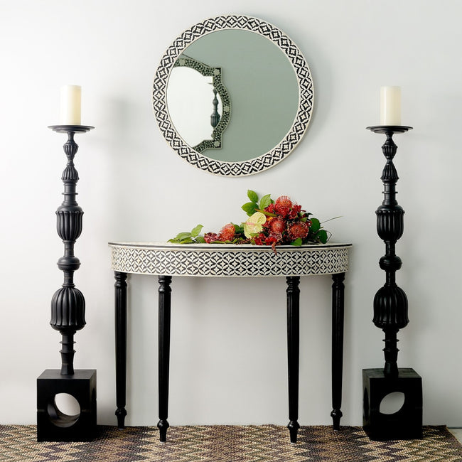 Geschwungene Konsole mit schwarzer geprägter Knocheneinlage