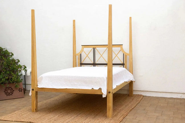 Colonial Bleached Lattice Four Poster Bed with white bedding