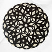 Mesa auxiliar redonda con diseño de diamantes con incrustaciones de hueso, color negro