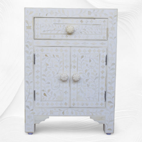 Table de chevet à deux portes et tiroirs avec incrustation d'os et motif floral, blanc