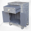 Table de chevet à deux portes et tiroirs avec incrustation d'os et motif floral, gris