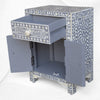 Table de chevet à deux portes et tiroirs avec incrustation d'os et motif floral, gris