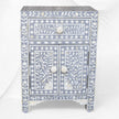 Table de chevet à deux portes et tiroirs avec incrustation d'os et motif floral, gris