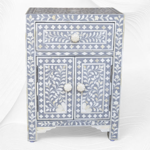 Table de chevet à deux portes et tiroirs avec incrustation d'os et motif floral, gris