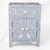 Table de chevet à deux portes et tiroirs avec incrustation d'os et motif floral, gris