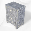 Table de chevet à deux portes et tiroirs avec incrustation d'os et motif floral, gris