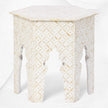 Mesa hexagonal con diseño geométrico con incrustaciones de hueso, color blanco