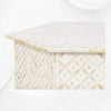 Mesa hexagonal con diseño geométrico con incrustaciones de hueso, color blanco