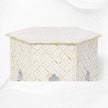Mesa hexagonal con diseño geométrico con incrustaciones de hueso, color blanco