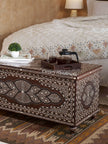 Table basse incrustée d'os de teck avec coffre