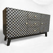 Fischschuppenschrank mit Perlmutt-Intarsien, Schwarz