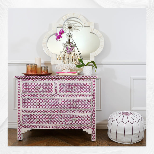 Cassettiera Marrakech con 4 cassetti e intarsio in osso di colore rosa