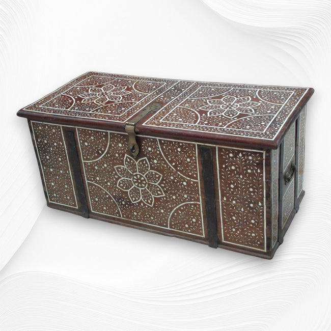 Table basse incrustée d'os de teck avec coffre